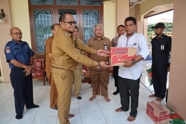 Pasca Kebakaran Sangkulirang - Pemkab Kutim Beri Bantuan ke Korban 2019-07-09 at 23.54.35