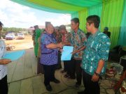 Di Kongbeng Bupati Serahkan – Sertifikat Tanah dan Seragam Sekolah
