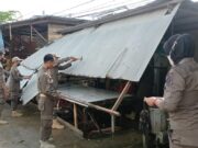 Satpol PP Kutim Beraksi – Tertibkan Bangunan dan Pedagang di Jalan Inpres