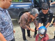 Bupati Kutim Ardiansyah Sulaiman Berikan Pertolongan Pertama pada Korban Kecelakaan di Jalan Poros Bengalon-Sangatta