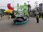 Pawai Ta’aruf MTQ Nasional XXX di Samarinda – Kutai Timur Hadir dengan Replika Masjid dan Burung Enggang