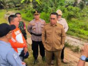 Menyusuri Lumpur, Mahyunadi Gugat Kepedulian Perusahaan di Jalan Sunyi Pedalaman Kutim