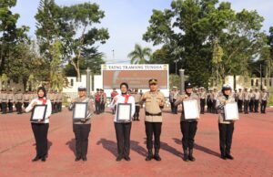 Polres Kutim Beri Penghargaan kepada Polwan Berprestasi