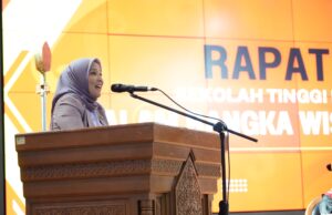 Aji Mirni Mawarni Ajak Wisudawan STIENUS Manfaatkan Ilmu untuk Bangun Daerah