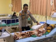 Wujud Empati Polri, Kapolsek Bengalon Jenguk Korban Serangan Buaya di RSUD Kudungga