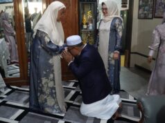 Mahyunadi Berdoa di Pusara Ayah Tercinta, Jejak Bakti di Hari Fitri