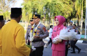 Kearifan Lokal, Kapolres Kutim Baru Disambut Prosesi Tepung Tawar