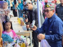 Bupati Borong Produk UMKM di Bazar Erau di Marukangan